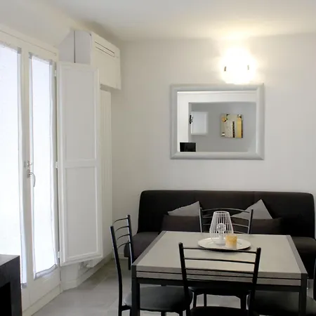 Sky Loft Airport - Modern Apt 1st Floor *